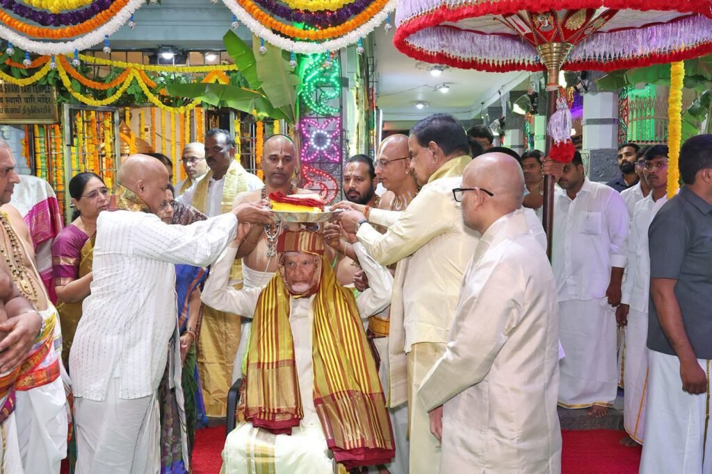 శ్రీవారికి పట్టువస్త్రాలు సమర్పించిన సీఎం చంద్రబాబు